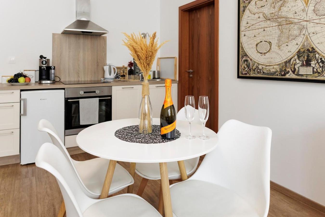 Diamond Residence In Old Town With Free Parking ブラチスラヴァ エクステリア 写真